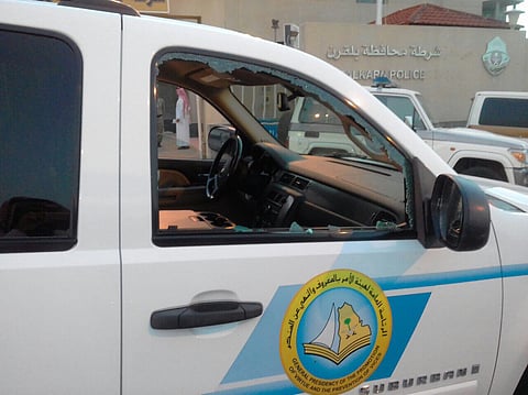 بلقرن.. وافد عربي يعتدي بتكسير نوافذ سيارة تابعة للهيئة