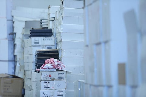بالصور.."التجارة" تكشف حيلة صنع في "إنجلترا" و "سويسرا" وتحجز 14 ألف شماغ وغترة
