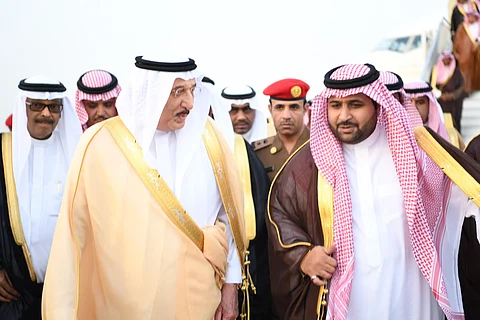 بالصور.. وصول نائب أمير جازان و"محمد بن ناصر" أول المستقبلين بالمطار