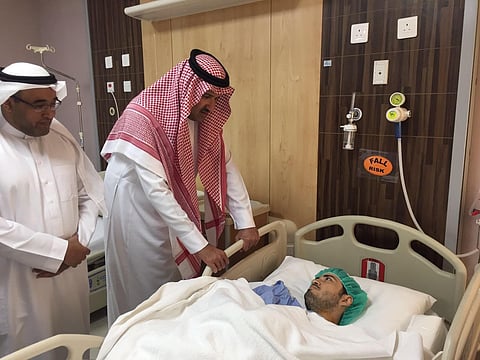 شاهد .. أمير المدينة يطمئن على "الطبيب المعتَدى عليه أثناء عمله"