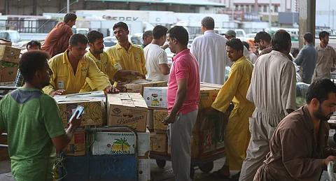 العمالة الوافدة تسيطر على "حلقة الخضار" بجدة.. ومواطنون يطالبون بحملات أمنية