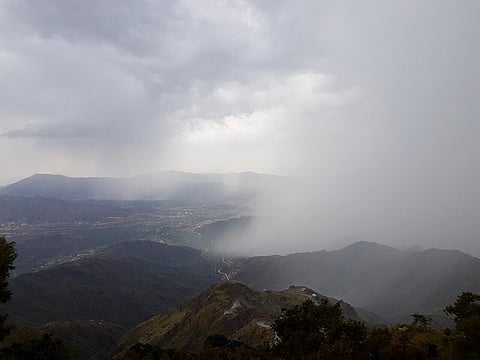 شاهد .. الأمطار ترسم صورة جمالية رائعة شمال النماص