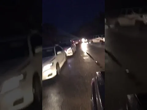 بالفيديو.. مواطن يوثق احتجاز مستنقع مائي الكثير من المركبات بـ"صور بيشة"