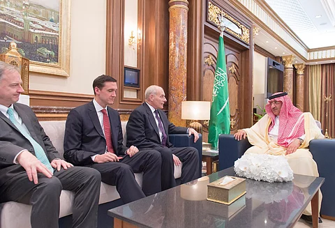 ولي العهد يستقبل وزير الأمن الداخلي الأمريكي ومستشار ترامب لشؤون مكافحة الإرهاب