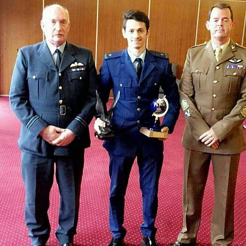 وزير الدفاع البريطاني يكرم الطيار الحكمي في الاستعراض الجوي