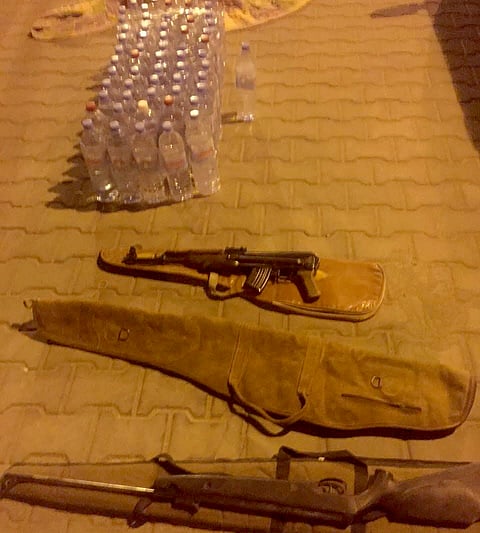 "جنائي الخرج" يطيح بشخصَيْن بحوزتهما 60 قارورة مسكر وسلاحان