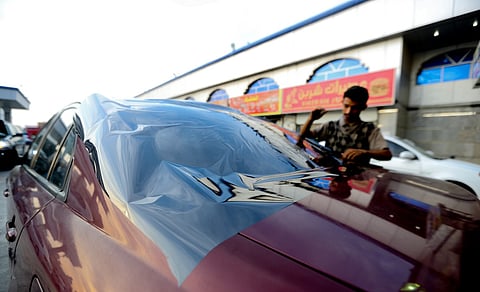 استياء من استمرار فتح محال التظليل ومطالبات بحلول جذرية لمنع تضارب التعليمات