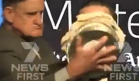 فيديو.. رئيس طيران كانتاس يتلقى كعكة ليمون على وجهه من مسنّ غاضب