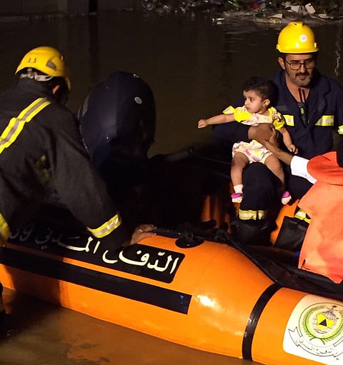 أمطار الطائف.. إخلاء أسرة من 8 أشخاص بقارب المدني.. وانهيار كتف ترابي لعبّارة بالسر