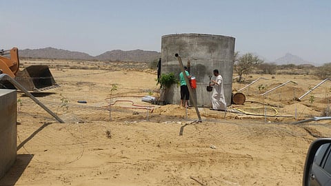 "بلدية بارق" تزيل الإحداثات في "خبت آل حجري" بعسير