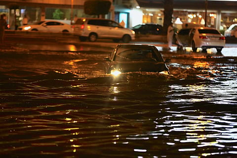أمطار المدينة المنورة تعرقل الحركة المرورية وتكشف سوء التصريف بالشوارع والطرقات
