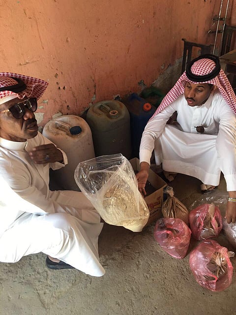 بالصور.. بلدية بيشة تداهم منزلاً شعبياً يبيع "الشمة الصفراء"