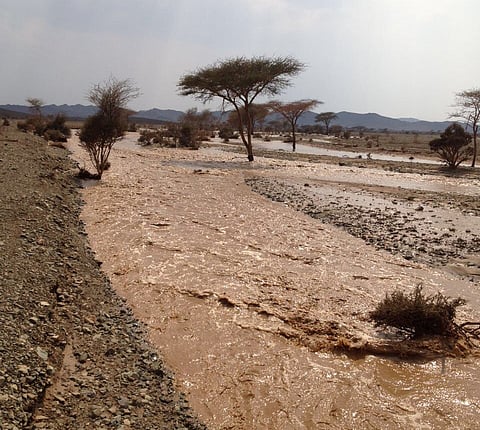 بالصور.. أمطار متفرقة على "مهد الذهب"