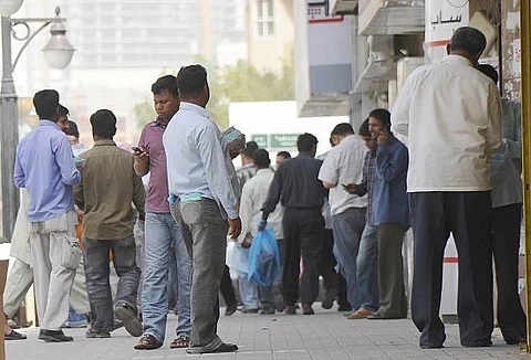 السقاف لـ"سبق": رصيف شارع "انكاس" خطر يناقض "وطن بلا مخالف".. هنا عمالة سائبة