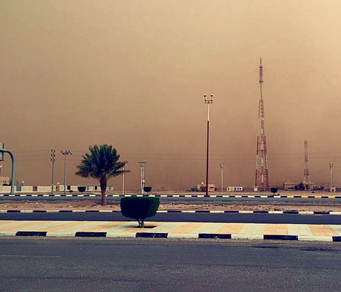 عاصفة رملية وأمطار غزيرة بالخرمة.. ولا حوادث