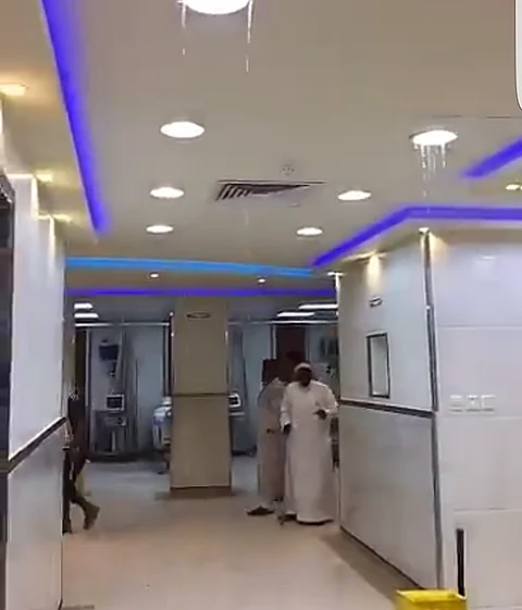 شاهد.. أمطار المساء تكشف عيوب مبنى طوارئ مستشفى تربة الجديد