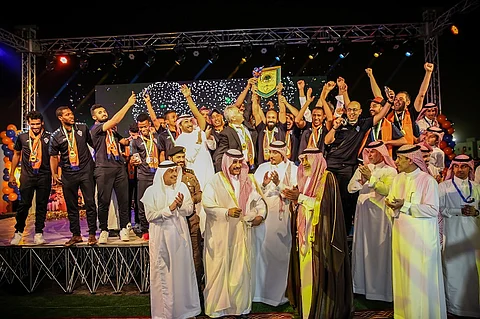 بالصور.. محافظ المجمعة يتوِّج "الفيحاء" بدرع دوري الأولى