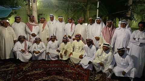 بعد فراق 33 عاماً.. 23 موظفاً من 6 مدن سعودية يلتقون بالماضي في الطائف