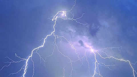تقرير "الأرصاد": 5 مناطق على موعد مع الأمطار والرياح النشطة