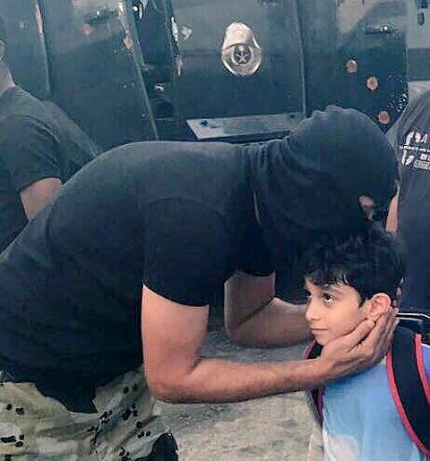 شاهد.. شهامة رجال الطوارئ بالعوامية لحماية الأهالي من نيران الإرهابيين