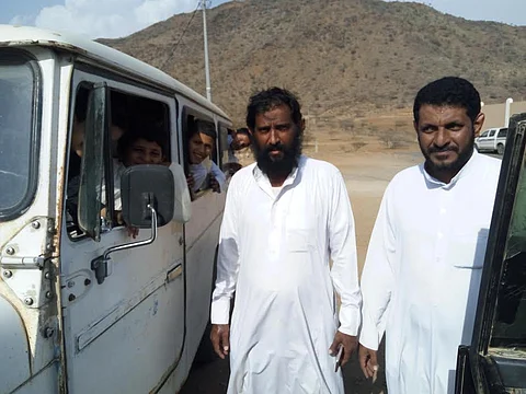 محايل.. طالبات على "أحواض مكشوفة" حصاد 14 شهراً بلا مستحقات لمتعهدي النقل