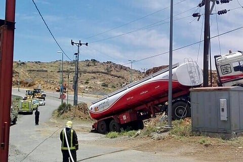 بلقرن.. ارتطام شاحنة ديزل بأعمدة ضغط عالٍ و"المدني" يباشر ويسيطر