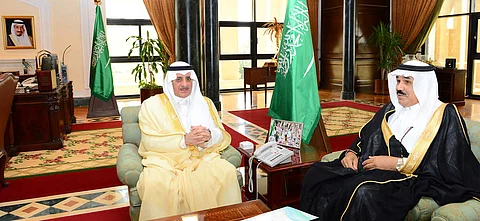 أمير تبوك عن حادثة تمزيق الكتب: أمر تربوي أتمنى من "التعليم" معالجته بحكمة