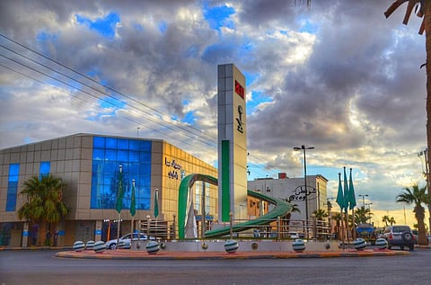 الدفاع المدني ينقذ ٣ مقيمين سقطوا داخل خزان أرضي بطبرجل