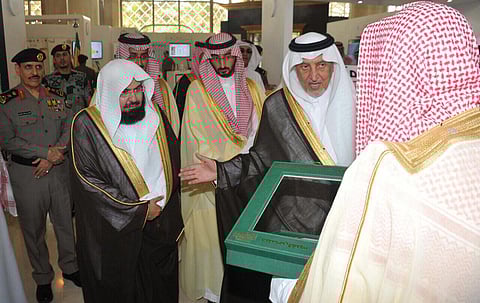 "العبدلي" يهدي "الفيصل" كتاب "خطب في القدوة" خلال زيارته لجناح الإسلامية بملتقى "مكة الثقافي"