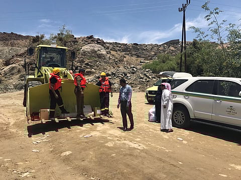 الاستعانة بشيول لنقل معدات وفِرق طبية لأهالي قرى شرق "ترج بيشة"