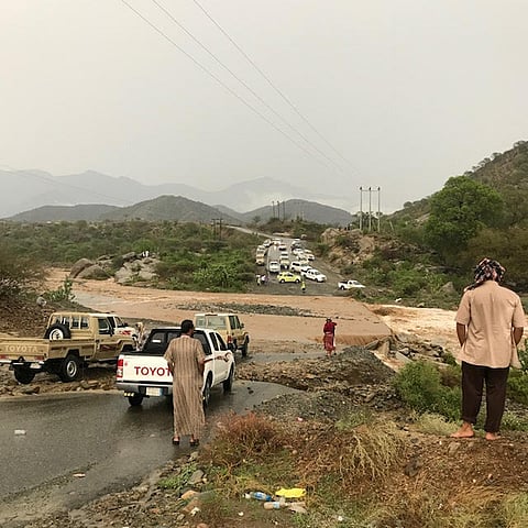 شاهد.. "مدني جازان" يوقف "ماراثون الموت" على طريق هروب- الحقو