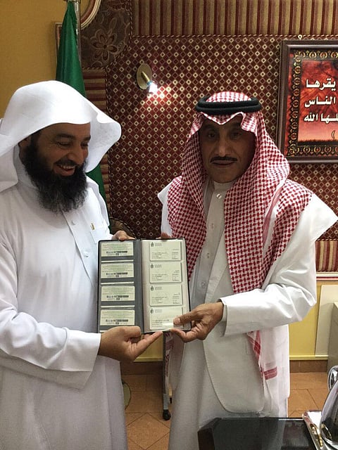 منصور بن عبدالله يدشن بطاقات التأمين الطبي لأيتام عرعر