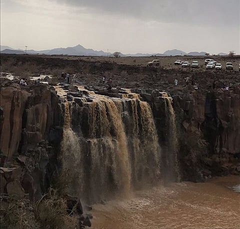 شاهد.. تدفق شلالات الغدير شرق أملج يدفع الأهالي للتنزه بعد الأمطار