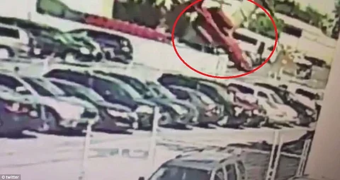 بالفيديو .. لحظة سقوط طائرة وتحولها إلى كرة نار ضخمة