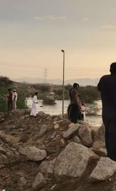 شاهد .. السيول تحتجز أهالي "رويدف الطائف" وتقطع الطريق للوصول إلى ذويهم!