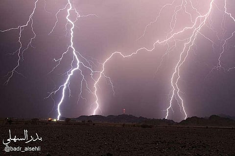 من أشهر المقولات بالجزيرة العربية: "البرق يستهوي اللون الأحمر".. تعرَّف على صحتها