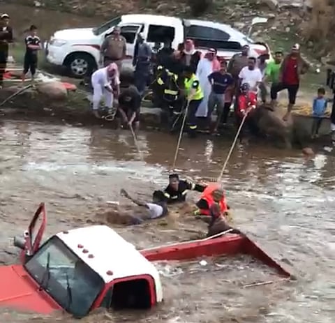 شاهد.. مدني ميسان يُنقذ 4 أشخاص علقت عربتهم في وادي غمدة بمركز ثقيف