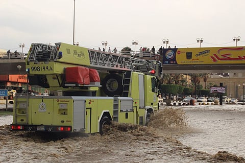 أمطار الطائف.. إنقاذ 15 سيارة محتجزة بها 42شخصاً والتماسات كهربائية