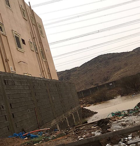 الطائف.. عبّارة تصريف سيول تهدد عمارة سكنيّة بمخطط "الحمدة"