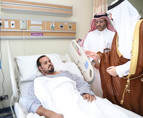 جندي مصاب بحادثة مسورة العوامية يرتجل شعرًا أمام أمير المنطقة الشرقية