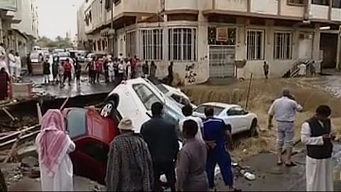 شاهد "سيول عقيق الطائف".. الشبح يرافق الأهالي و"ما أشبه الليلة بالبارحة"