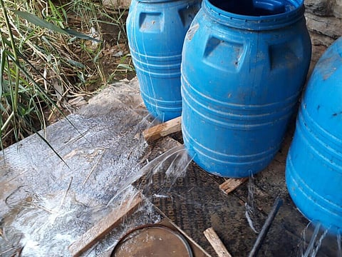 بالصور .. "هيئة الرياض" تطيح بمصنع خمور جنوب العاصمة