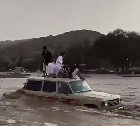 إنقاذ ٥ شبان طوَّقتهم السيول الجارفة جنوب الطائف