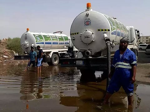 خلال 3 ساعات.. تصريف مليون جالون من مياه السيول في الطائف