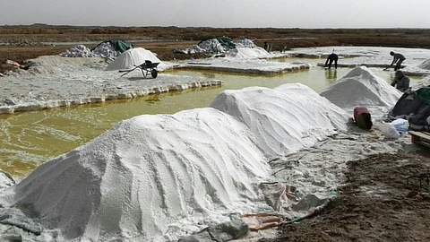 "سبق" في جولة حية لـ"منجم الذهب الأبيض".. قصة عابرة للزمن يطلبها السياح