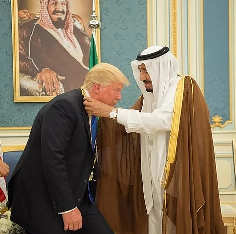 بعد منحها للرئيس الأمريكى ترامب.. تعرف على تاريخ "وسام الملك عبدالعزيز"
