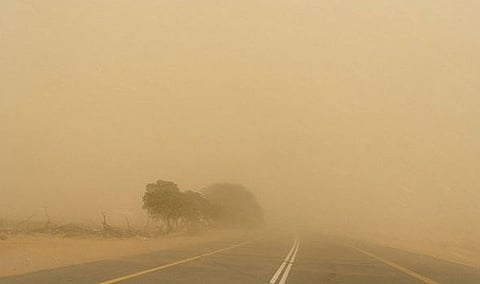 موجة غبار تجتاح ينبع.. و"المدني" يدعو إلى أخذ الحيطة والحذر