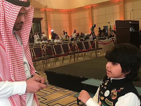 أصغر إعلاميي القمة بجرأة الكبار: أشارك لأوثق الحدث الكبير بالصورة والخبر