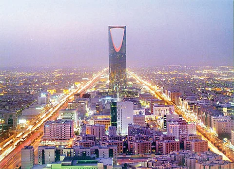 ريادة السعودية بالوقوف مع المسلمين.. "مواقف وثبات" يشهدهما التاريخ