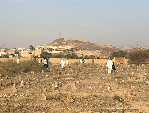 بالصور .. أهالي الطائف يبادرون بعمل تطوعي لتنظيف وإصلاح مقبرة القيم المنهارة
